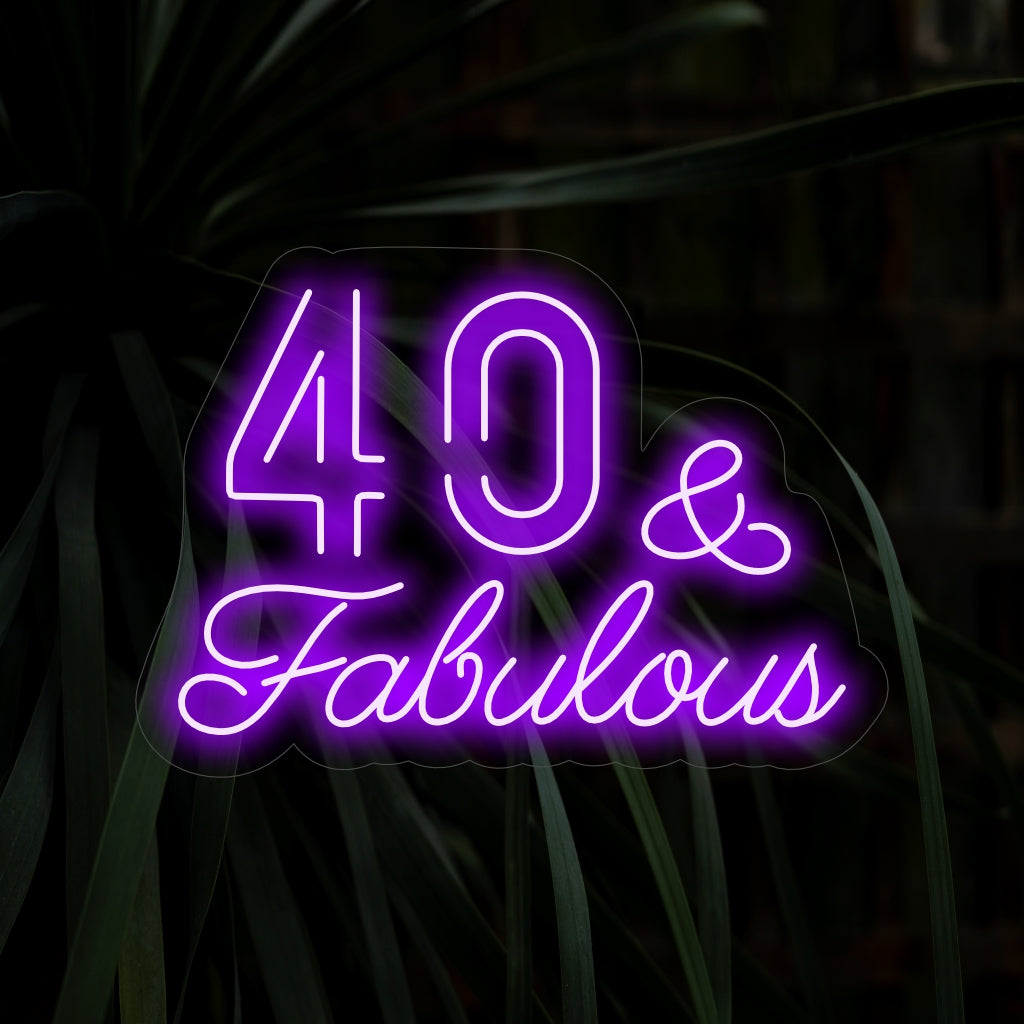 "40 & Fabulous Neon Sign" ger stil till ditt firande med eleganta typsnitt. Perfekt för en fantastisk 40-årsfest.