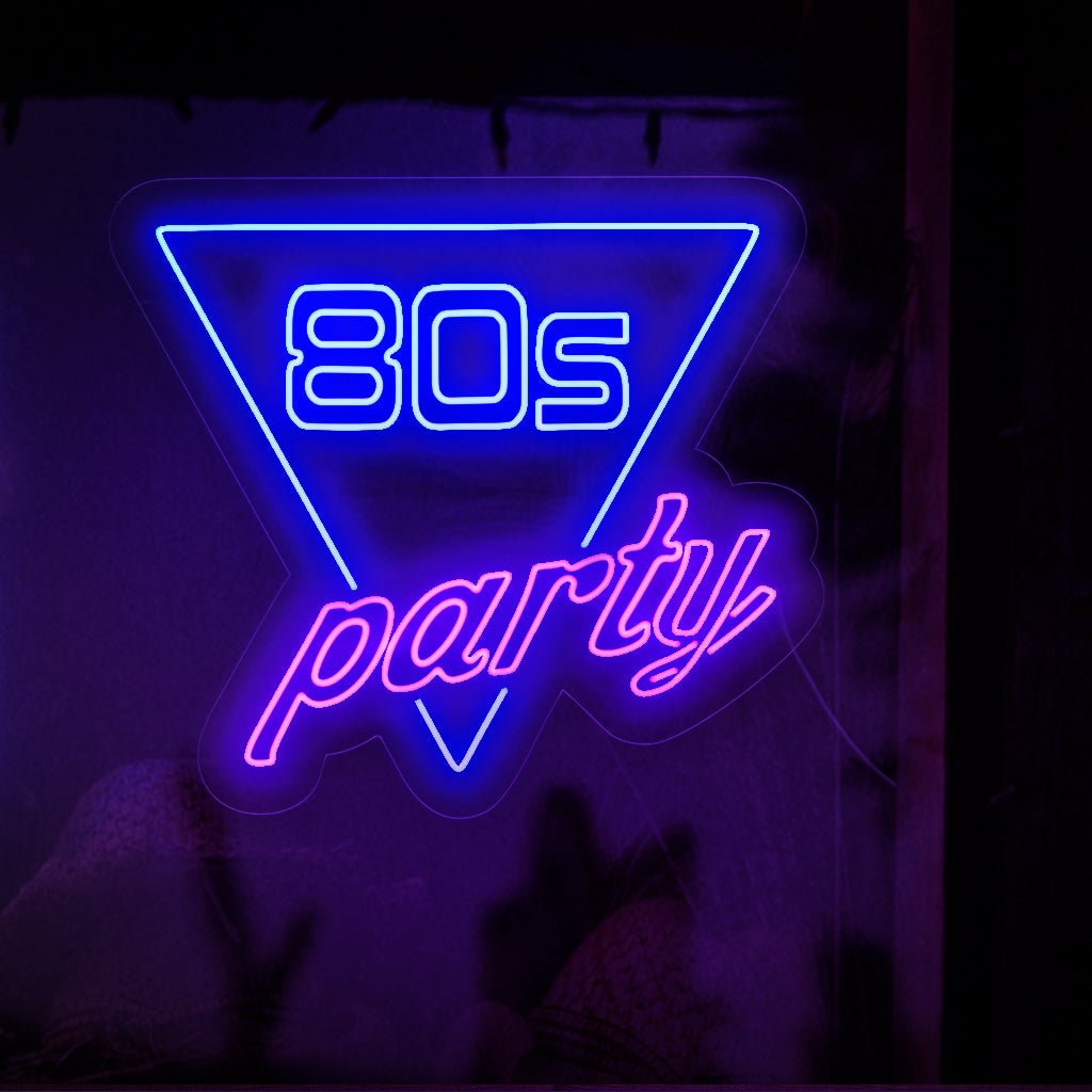"80s Party Neon Sign" fångar retroessensen av 1980-talet med djärva neonfärger och ikoniska former. Förvandla ditt utrymme till ett nostalgiskt dansgolv med detta livfulla neonljus, perfekt för en energisk fest med 80-talstema.