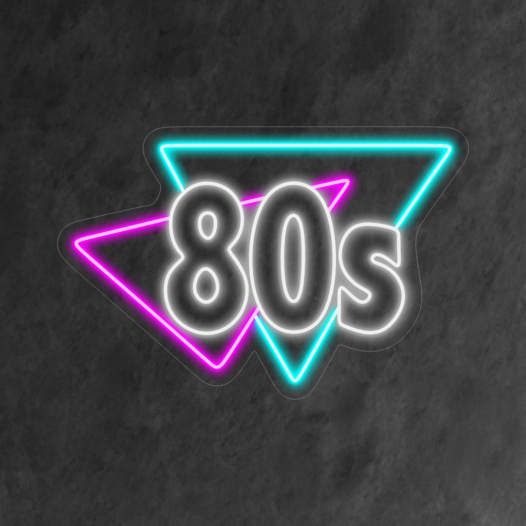 "80s Retro Style Neon Sign" tar tillbaka 1980-talets livfulla vibbar i en elegant neondesign. Lyft upp ditt utrymme med nostalgisk stil och djärva färger, som fångar essensen av retrotiden.