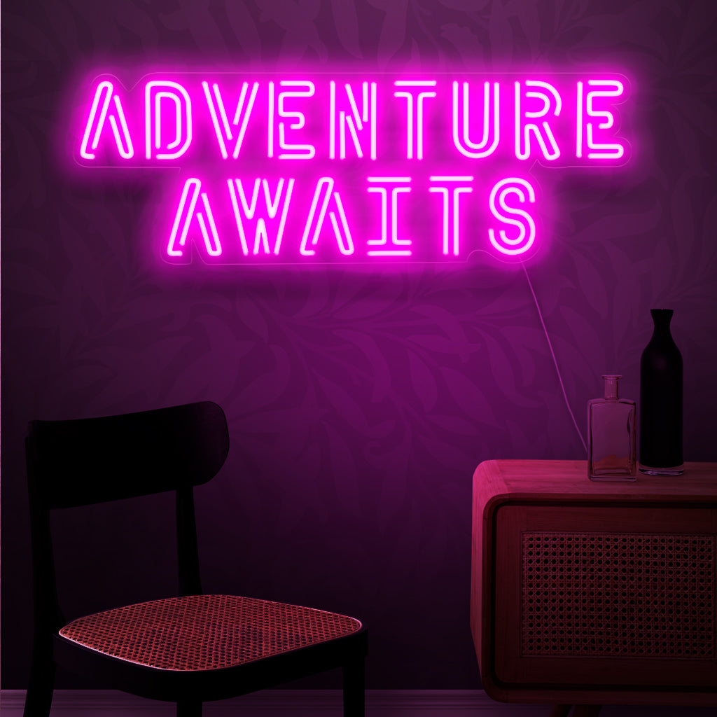 "Adventure Awaits Neon Sign" är ett wanderlust-inspirerat tillägg till din inredning med resetema. Ett neonljus som uppmuntrar en känsla av äventyr och utforskande.