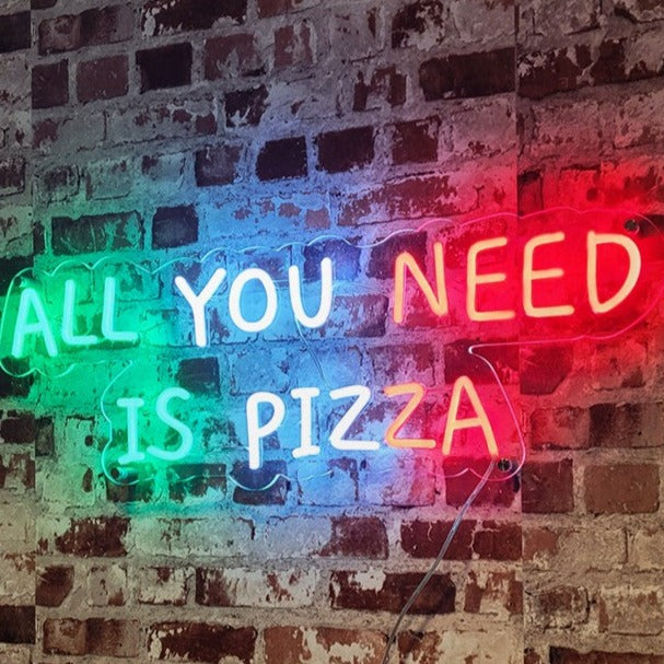 "All You Need Is Pizza Neon Sign" - Ett lekfullt neonljus som hyllar kärleken till pizza, vilket ger en aptitretande och rolig atmosfär till din pizzeria eller köksinredning.