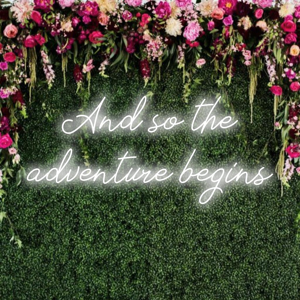 Anpassad LED-neonskylt med frasen And So The Adventure Starts glöder livfullt, perfekt för personlig väggdekoration.