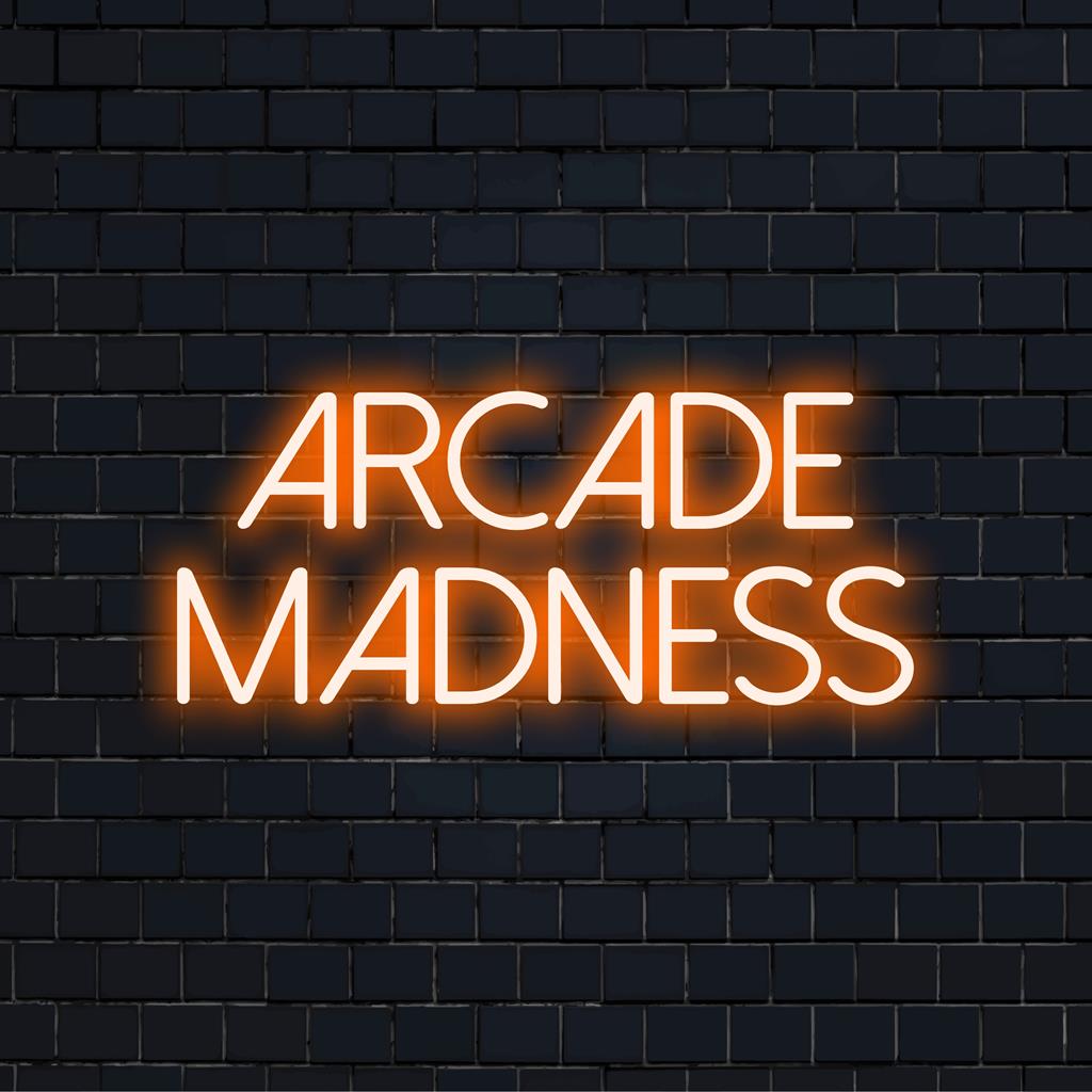 Arcade Madness neonskylt avger ett levande sken, perfekt för spelrumsatmosfär; anpassad LED-väggkonst för nostalgisk inredning.