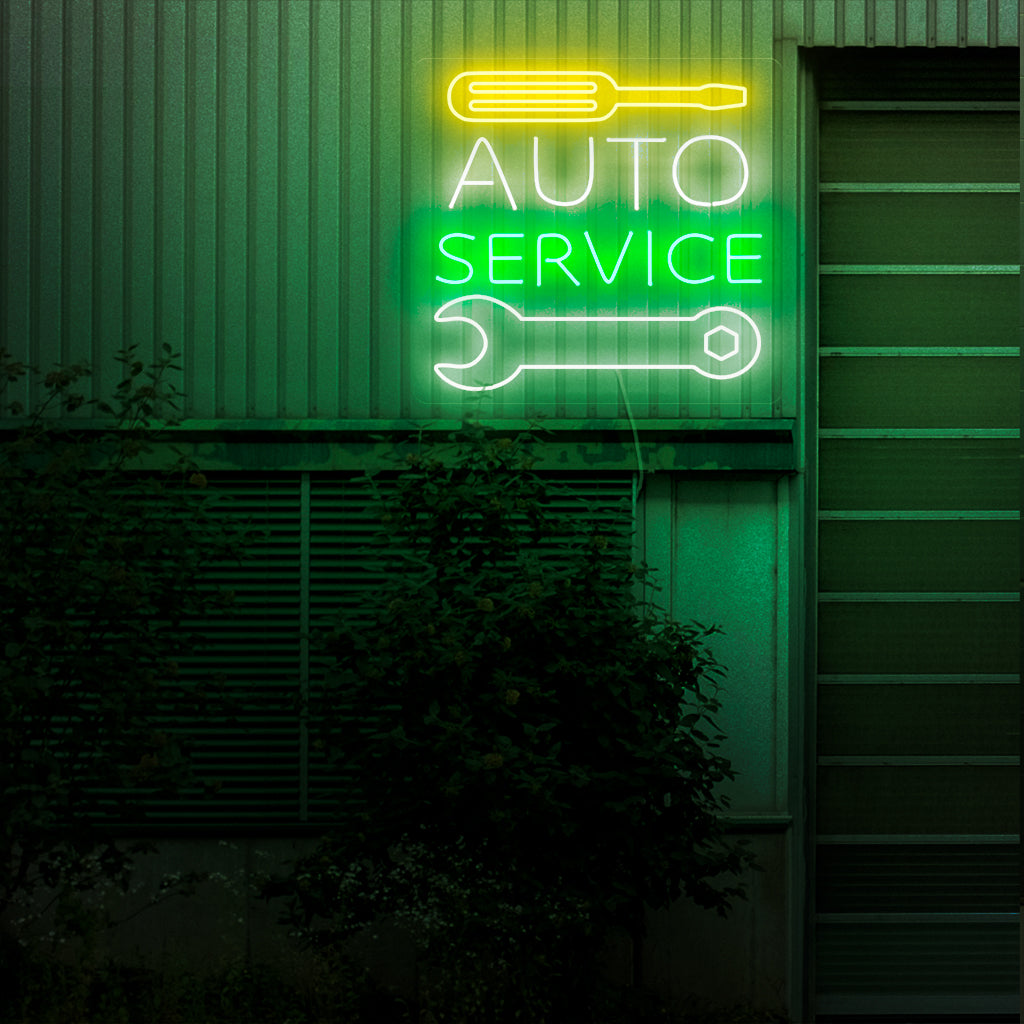 "Auto Service Neon Sign" - Ett djärvt neonljus med en klassisk representation av bilservice, ingjuter en retro charm och signalerar ett engagemang för kvalitetsvård i ditt bilföretag eller garage.
