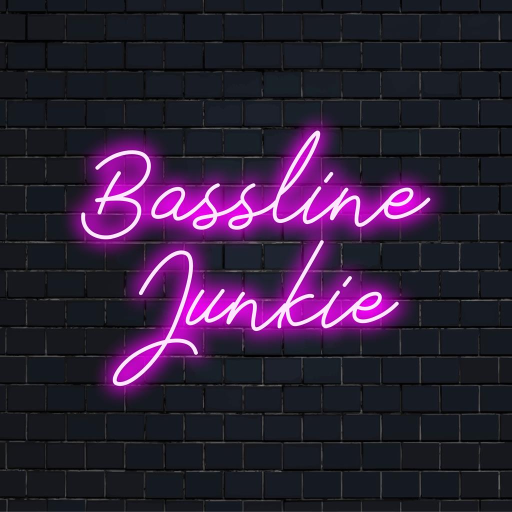 LED neonskylt med dynamisk "Bassline Junkie" typografi, utformad för energiska utrymmen. Anpassad LED-dekor för musikälskare.