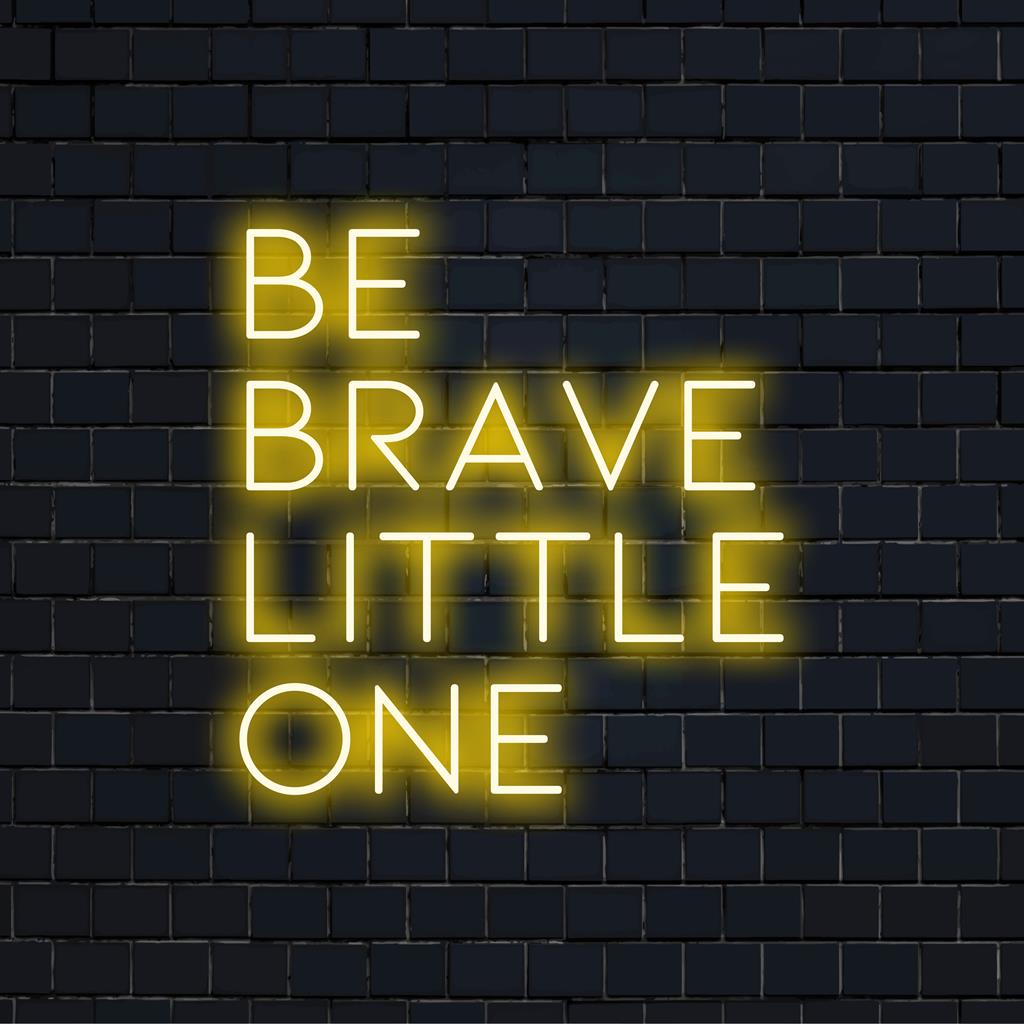 Livlig anpassad LED-neonskylt med Be Brave Little One-fras som ger en djärv, inspirerande touch till alla utrymmen.