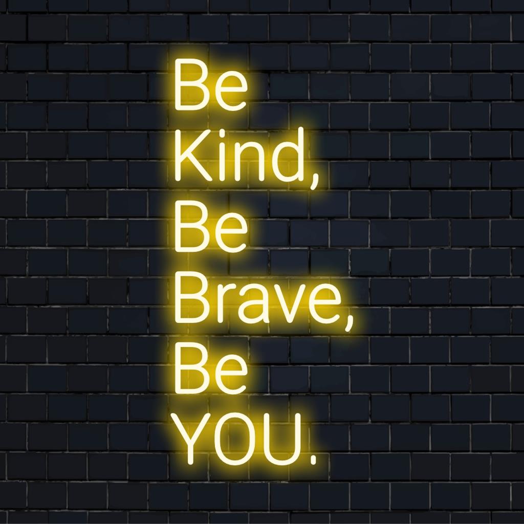 *Glödande i mjuka färger visar denna anpassade LED-neonskylt den upplyftande frasen: "Be Kind, Be Brave, Be You." Perfekt för inspirerande inredning.*