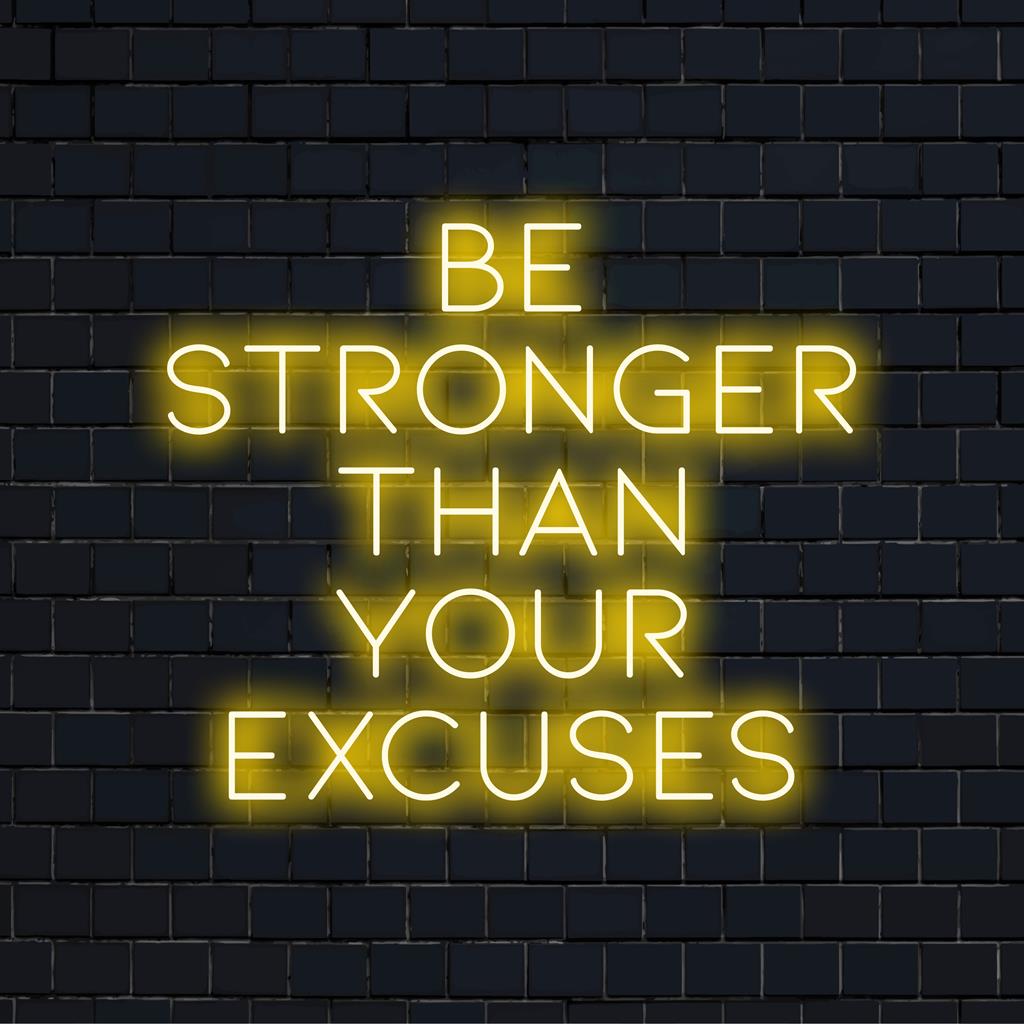 Skräddarsydd LED-neonskylt med texten Be Stronger Than Your Excuses, perfekt för motiverande inredning och personlig väggkonst.
