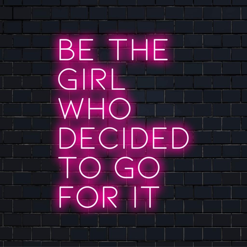 Anpassad LED-neonskylt med motiverande citat "Be The Girl Who Decided To Go For It", perfekt neonljusdekor för inspiration.