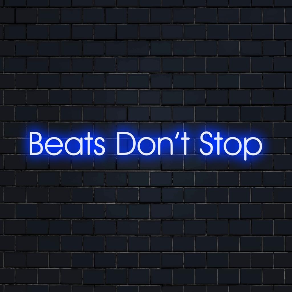 Anpassad LED-neonskylt med frasen Beats Don't Stop, som visar upp levande neonkonst för inredning och atmosfär.