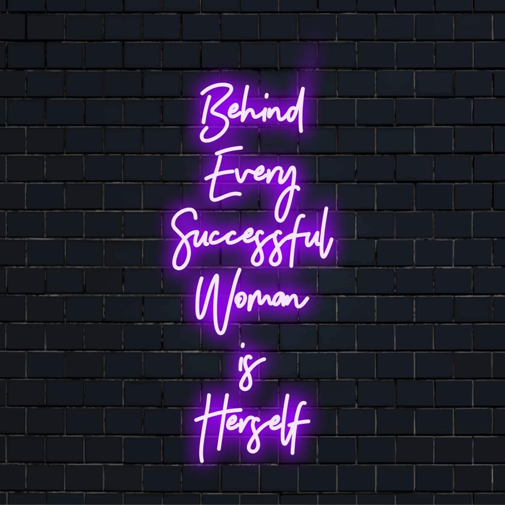 Skräddarsydd handgjord LED-neonskylt med det bemyndigande citatet Behind Every Successful Woman Is Herself i levande ljusinredning.