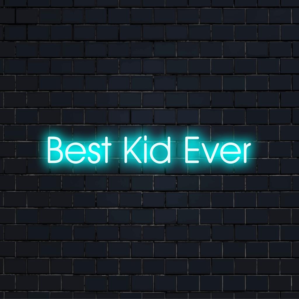 Anpassad LED neonskylt med texten Best Kid Ever glödande livfullt; idealisk för personlig neon väggkonst.