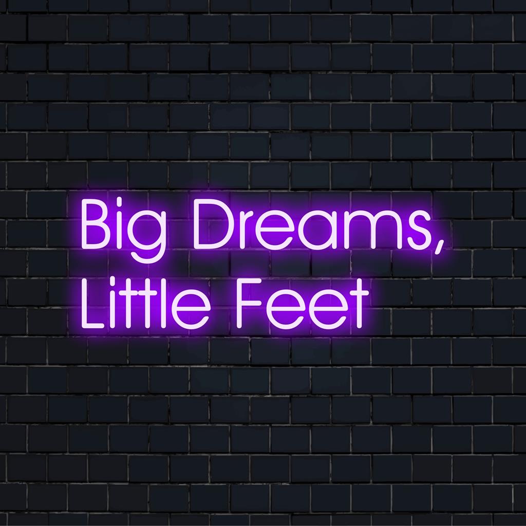 LED neonskylt med frasen Big Dreams, Little Feet i mjukt sken; perfekt för att lägga till en nyckfull touch till alla utrymmen.