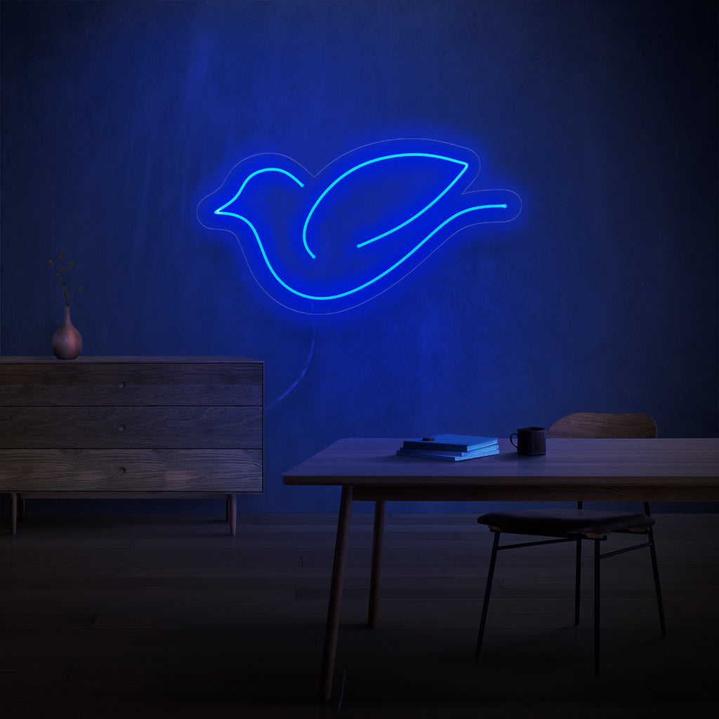 "Bird Neon Sign" - Ett nyckfullt neonljus med den charmiga silhuetten av en fågel, som ingjuter förtrollning och en koppling till den naturliga världen i ditt vardagsrum.