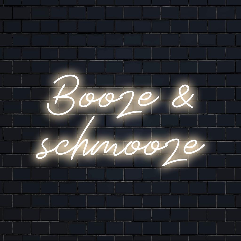 Livlig "Booze And Schmooze" anpassad LED-neonskylt, perfekt för eklektisk inredning och livliga sammankomster. Neon citat konst.