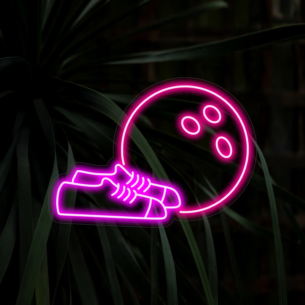 "Bowling Balls & Shoes Neon Sign" är en lekfull ensemble av sportdekor, som visar upp den klassiska kombinationen av bowlingklot och skor. Lys upp ditt utrymme med det livfulla och energiska skenet från detta rekreationsinspirerade neonljus.
