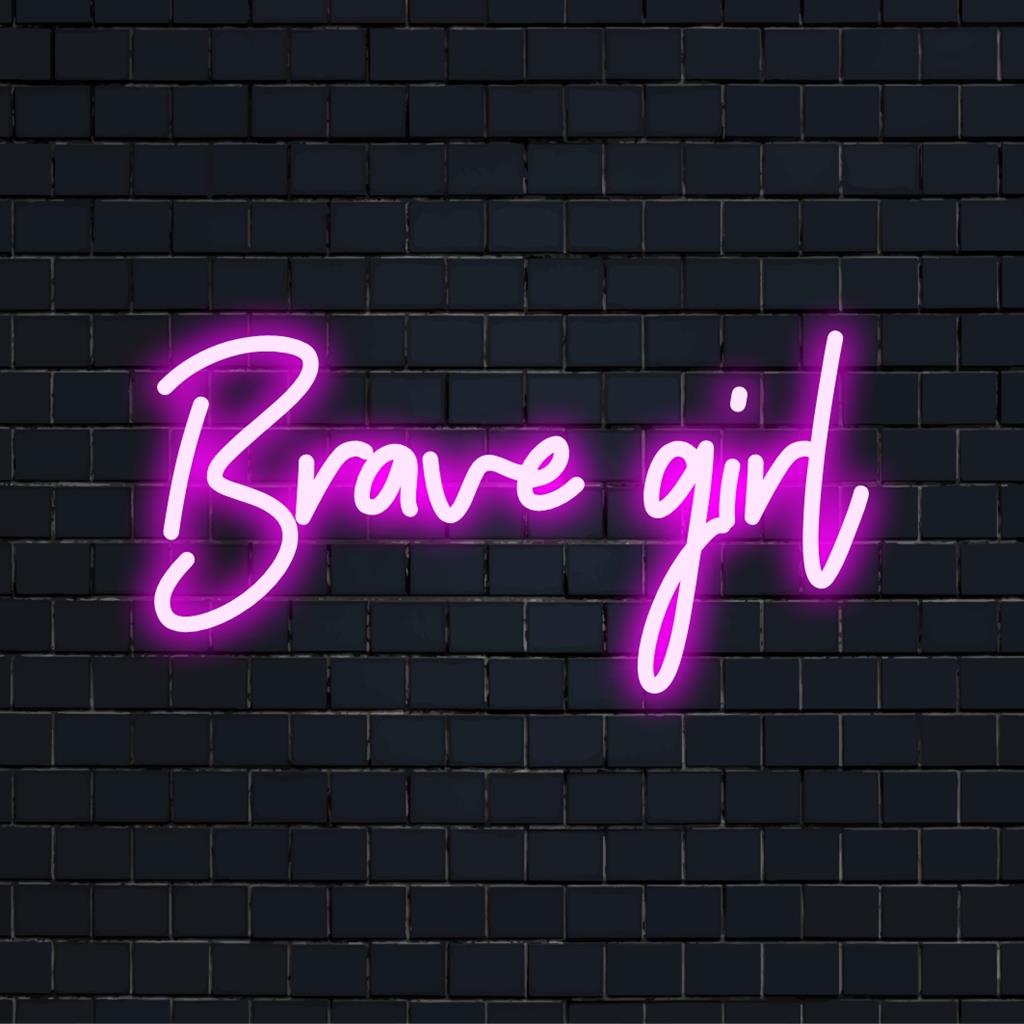 Vibrant Brave Girl LED neonskylt, perfekt för inspirerande väggdekor, som ger skräddarsydd elegans och lyster till alla utrymmen.