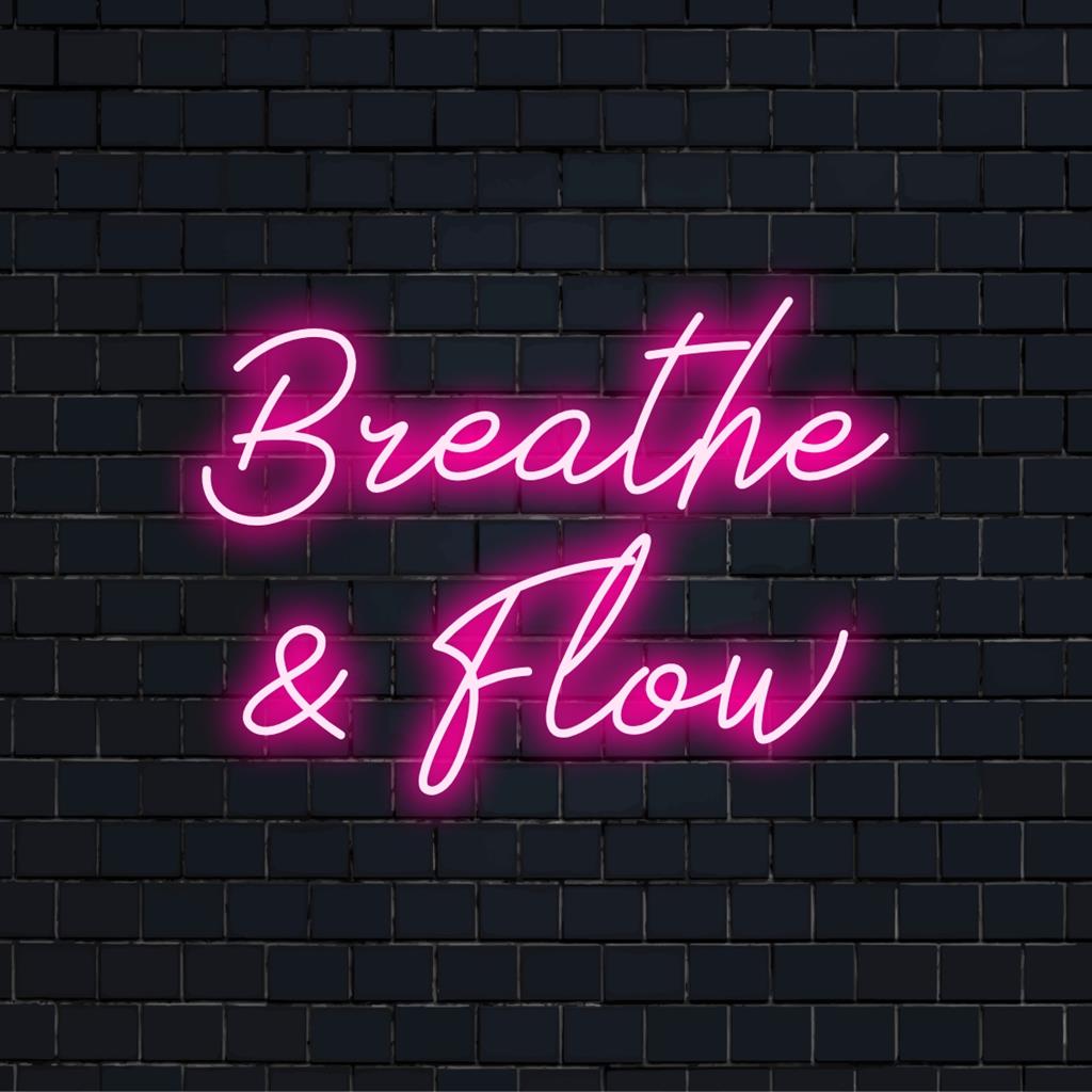 LED neonskylt med orden Breathe And Flow, en lugnande och stilren väggdekor för mindfulness-utrymmen.
