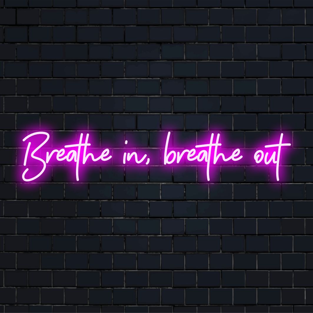 Anpassad LED-neonskylt som visar Breathe In, Breathe Out, perfekt för att lägga till en lugnande glöd till alla utrymmen. Neonljus dekor.