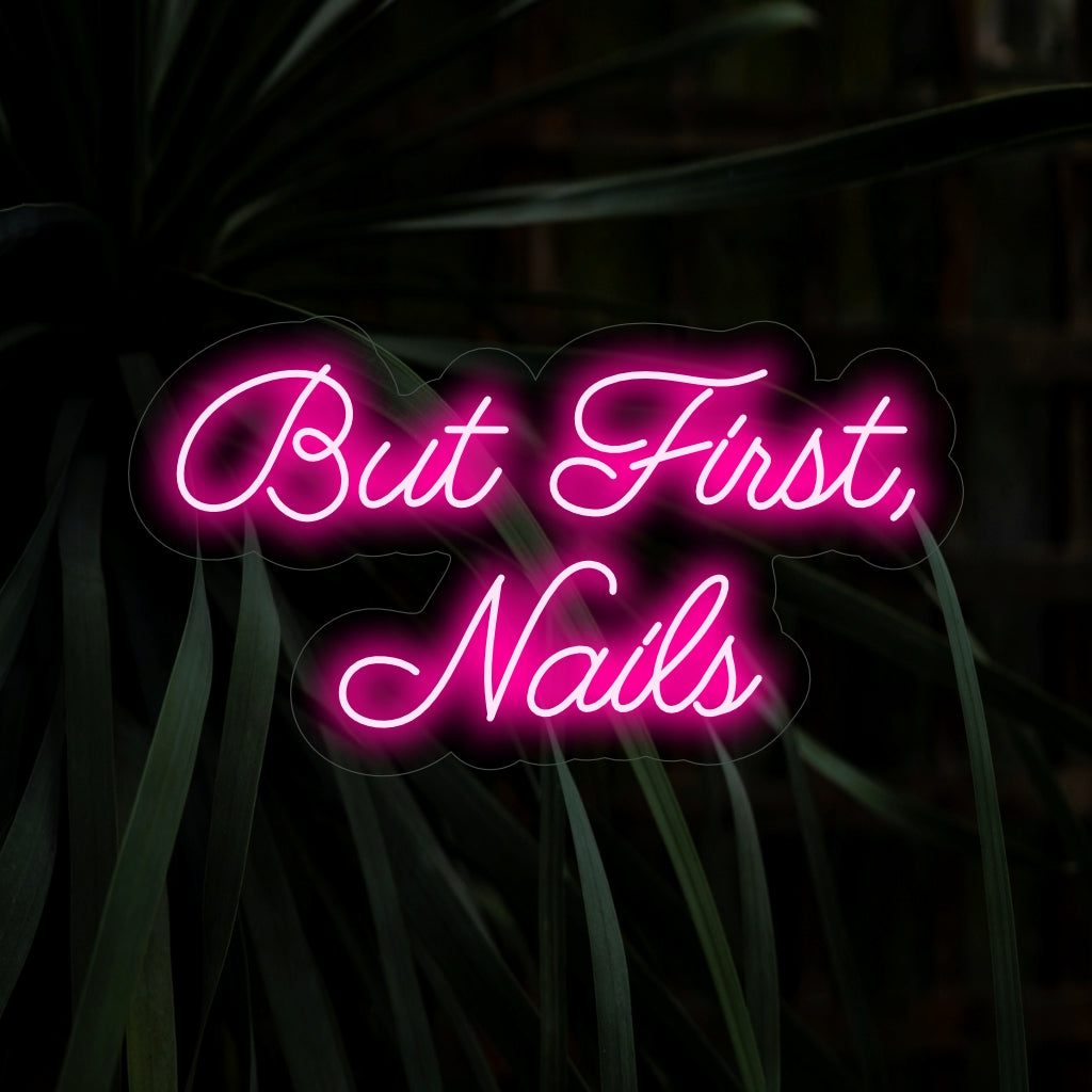 "But First, Nails Neon Sign" lyser starkt med en nagellacksflaskikon, som fångar essensen av att prioritera egenvård. Ett chict tillskott till skönhets- och nagelsalonger som skapar stämningen för välbefinnande sessioner.