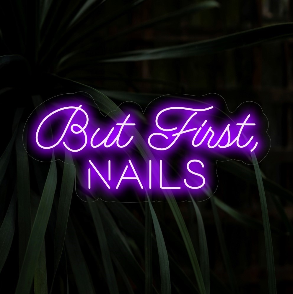 "But First, Nails Neon Sign" - Ett elegant neonljus med ett chict och stärkande budskap, som ingjuter en atmosfär av elegans och betonar vikten av egenvård i din nagelsalong eller skönhetssalong.