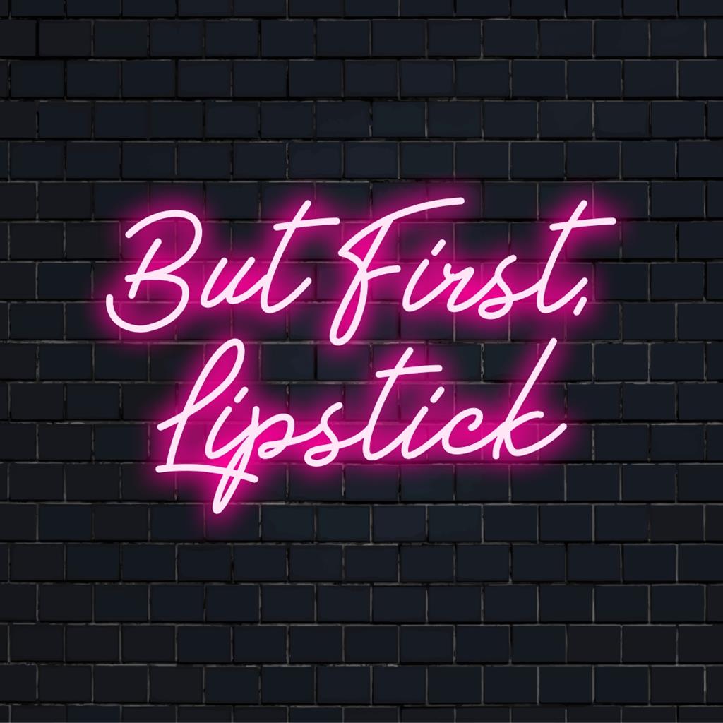 LED neonskylt med frasen But First, Lipstick, perfekt för chic och modern inredning. Perfekt för skönhetsälskare.