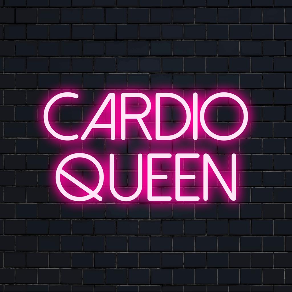 Anpassad LED-neonskylt som läser Cardio Queen med elegant kursiv, perfekt för träningsutrymmen eller gyminspirerad inredning.