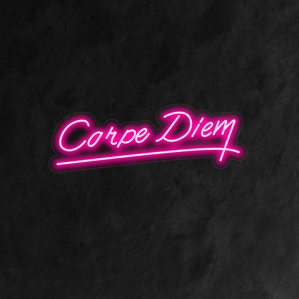 "Carpe Diem Neon Sign" är ett inspirerande och motiverande tillägg till din inredning. Ett neonljus som förkroppsligar det tidlösa budskapet om "Seize the Day".