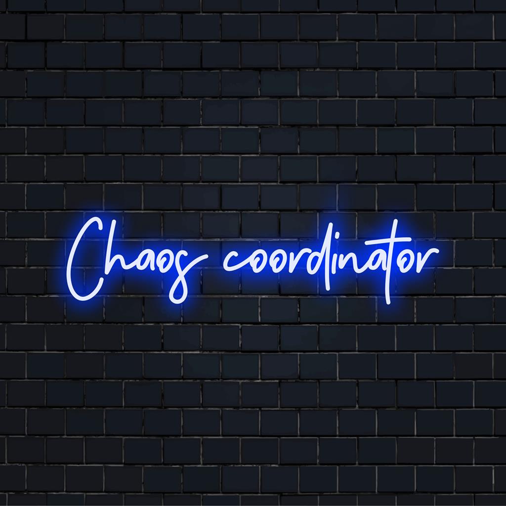 Anpassad LED-neonskylt som säger Chaos Coordinator perfekt upplyst för elegans på arbetsplatsen; med neonordkonst och modern inredning.