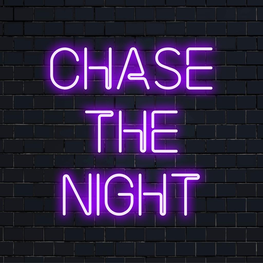 Levande LED neonskylt med frasen Chase The Night; idealisk för personlig neonljusinredning i alla rum.