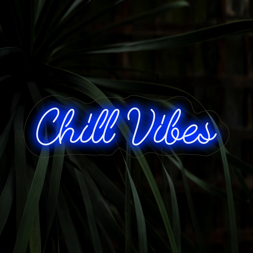 "Chill Vibes Neon Sign" ��� Ett trendigt och avslappnat neonljus som visar orden "Chill Vibes", vilket skapar en cool och avkopplande atmosfär i ditt utrymme med sin stilfulla och moderna design.