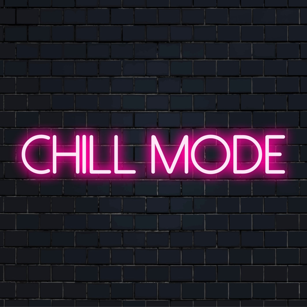 Chill Mode LED-neonskylt med kursiva rosa bokstäver, perfekt neonväggkonst eller personlig ljusdekor för avkopplingsutrymmen.