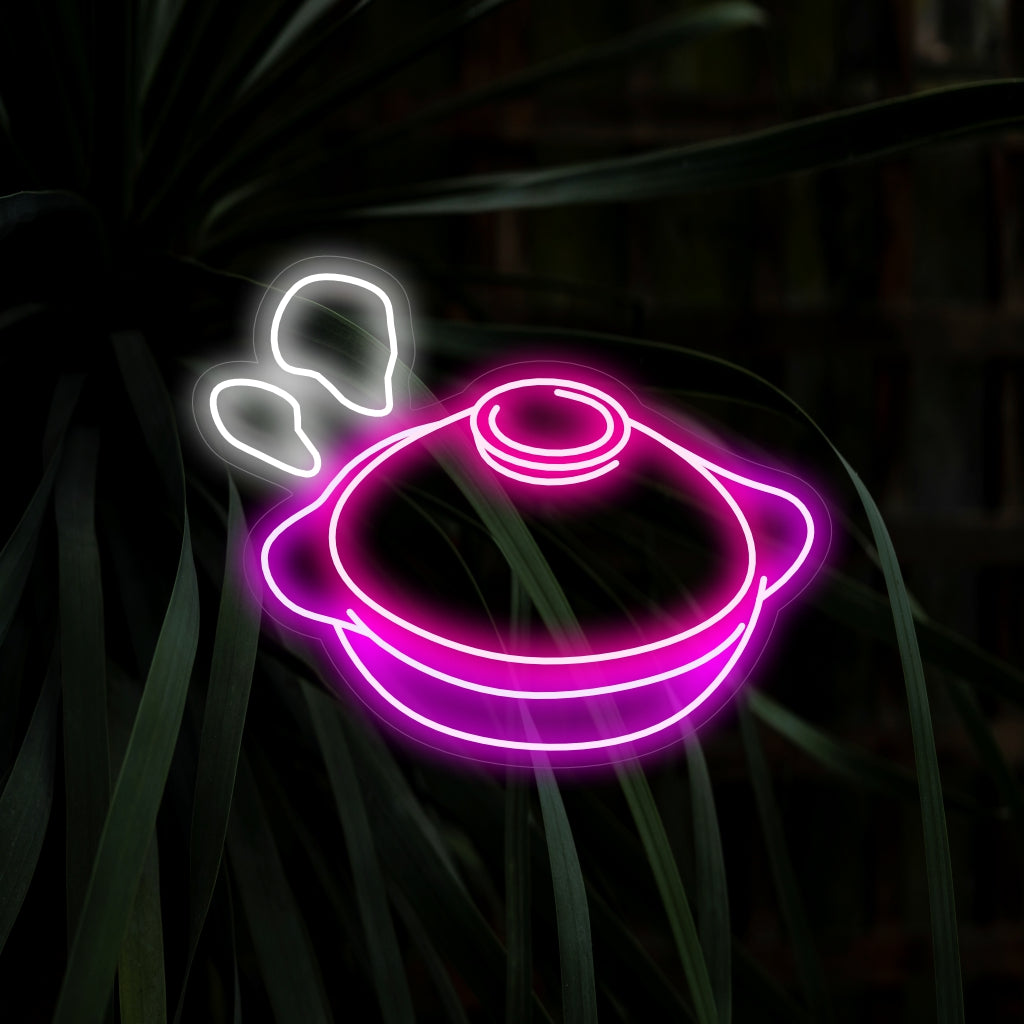 "Clay Cooking Pot Neon Sign" är ett smakfullt tillägg till köksinredningen, med den charmiga skildringen av en lergryta som avger rök. Lys upp ditt utrymme med den varma och inbjudande atmosfären i detta kulinariskt inspirerade neonljus.