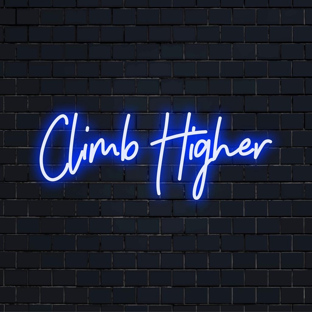 Anpassad LED-neonskylt som läser Climb Higher i elegant typsnitt med glödande blå nyanser perfekt för motiverande väggkonst.