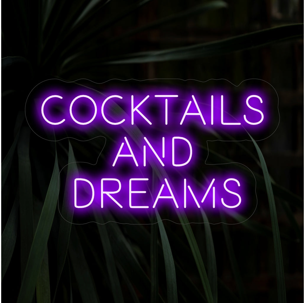"Cocktails And Dreams Neon Sign" ��� Ett trendigt och pigg neonljus som visar orden "Cocktails And Dreams", som ger din bar eller nöjesområde en stilfull och rolig atmosfär.