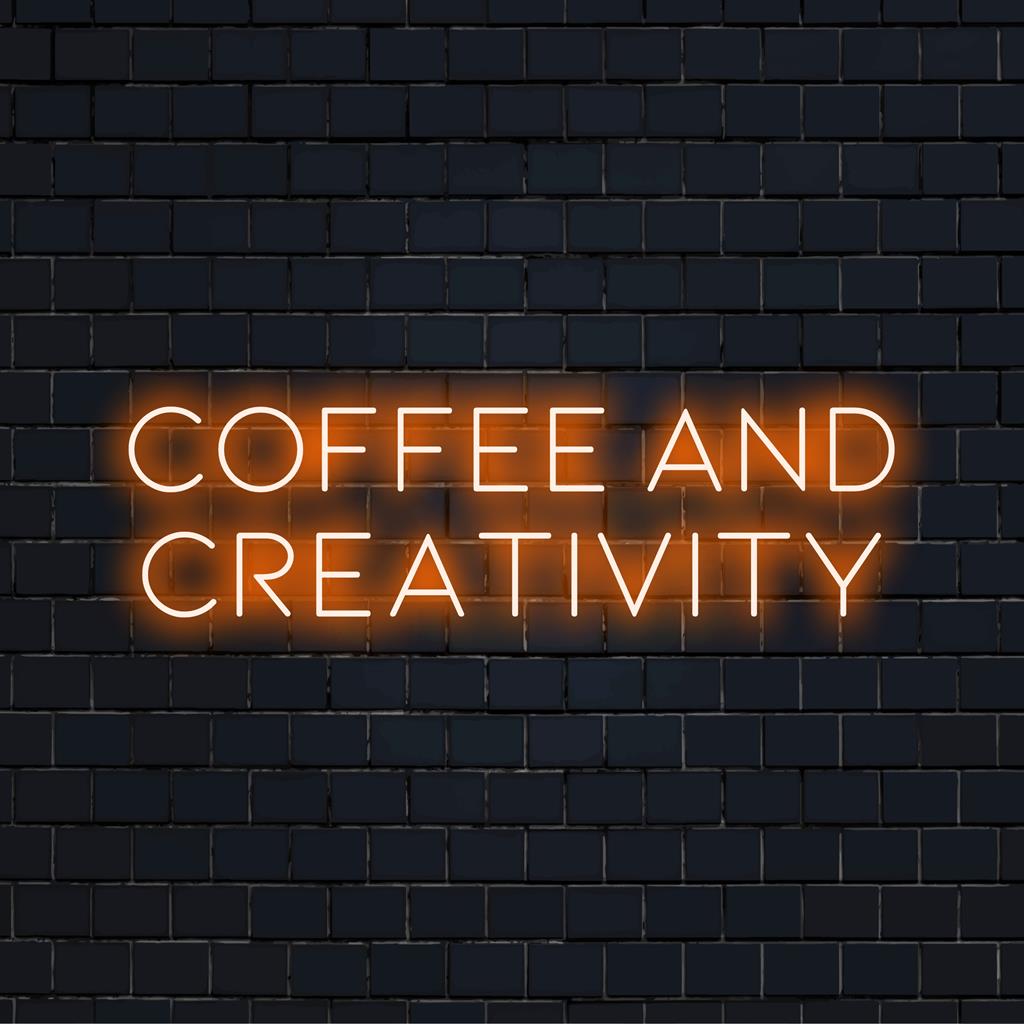 Skräddarsydd neonskylt med stavning Coffee And Creativity i glödande LED-lampor, perfekt för modern inredning eller för att anpassa ditt utrymme.