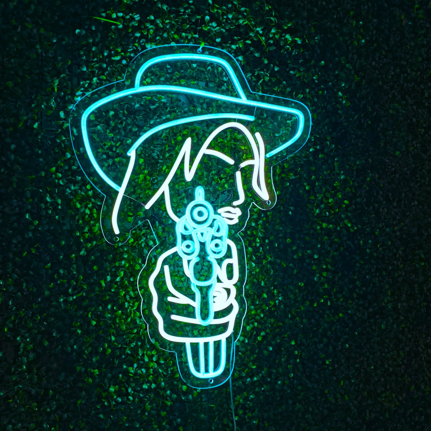 "Cowgirl Pointing Gun Neon Sign" ��� Ett djärvt neonljus som visar upp en cowgirl-siluett och ger ditt utrymme djärv energi.