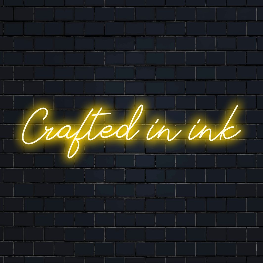 LED neonskylt med namnet Crafted In Ink, perfekt för att ge en personlig touch till alla utrymmen med livfull neondekor.