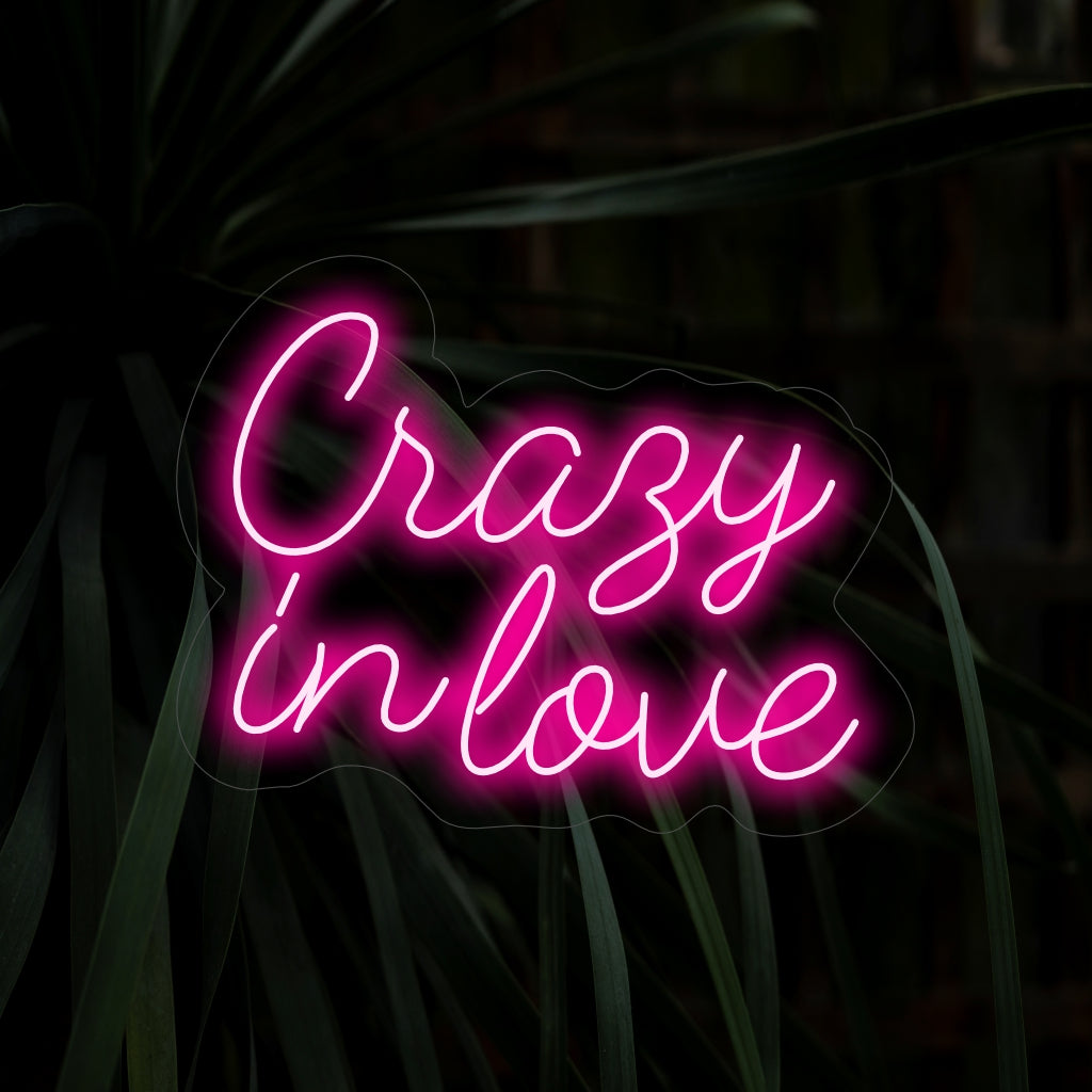 "Crazy In Love Neon Sign" ��� Ett passionerat och romantiskt neonljus som visar orden "Crazy In Love", som fyller ditt utrymme med eldig energi och innerliga känslor.