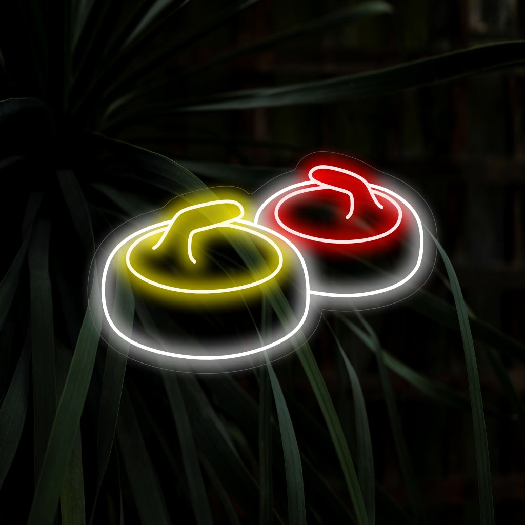 "Curling Rock Neon Sign" ��� Ett sportigt och dynamiskt neonljus som visar upp den ikoniska curlingrocken och ger ditt utrymme liv och en konkurrenskraftig atmosfär.