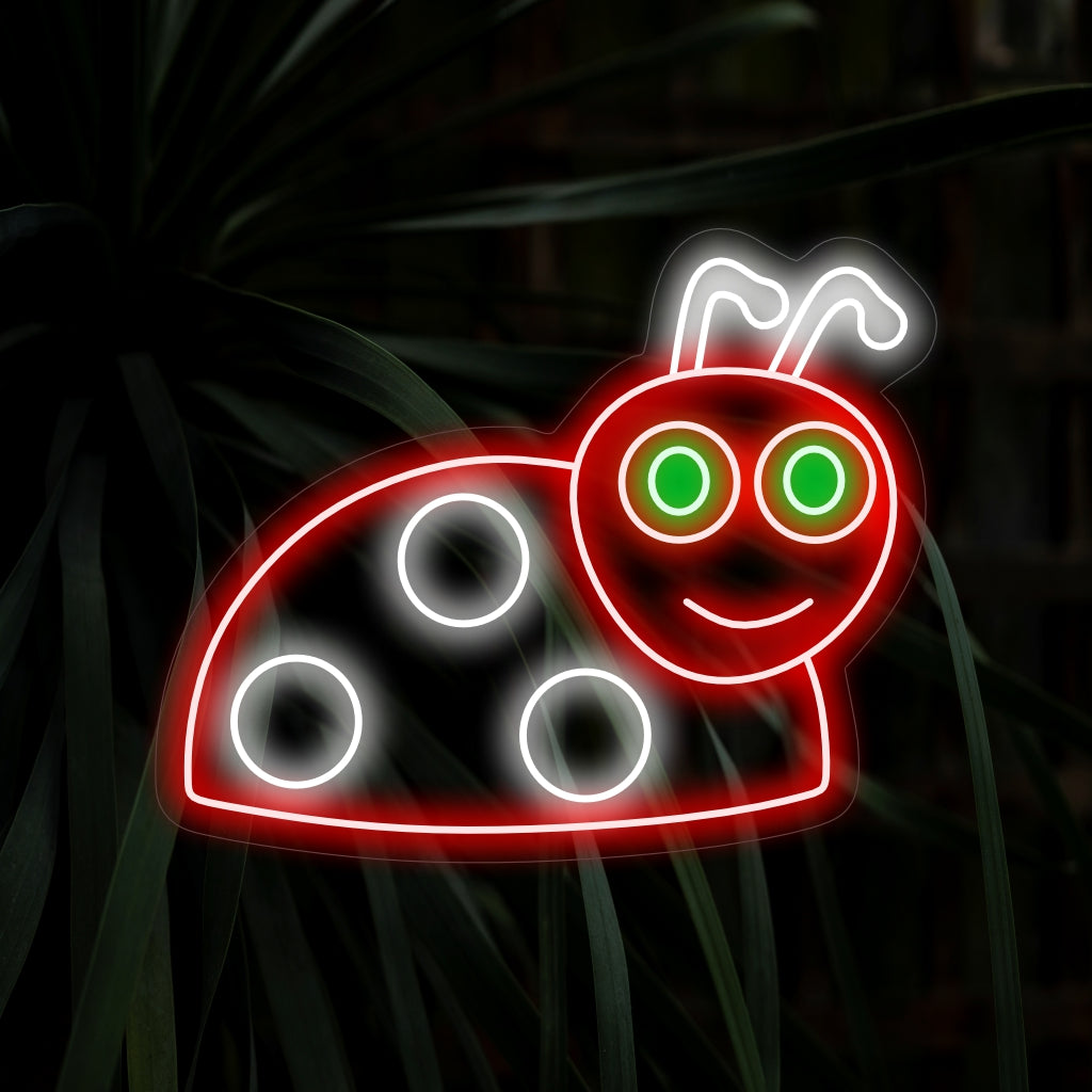 "Cute Smiling Ladybug Neon Sign" utstrålar en neonglöd och ingjuter ditt utrymme med lekfulla och glada vibbar, perfekt för att skapa en glad och charmig atmosfär.