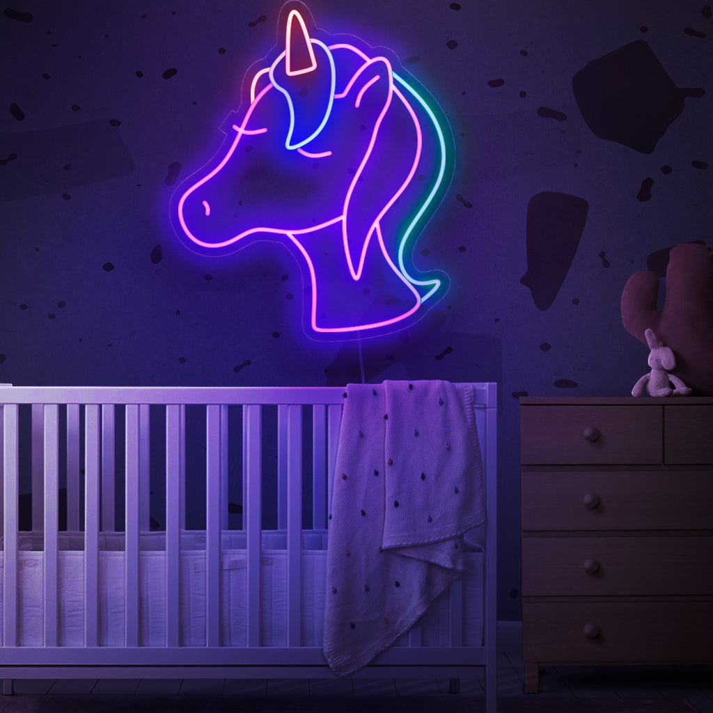 "Cute Unicorn Neon Sign" lyser upp med ett neonljus och ger ditt barns utrymme förtrollande och bedårande vibbar, perfekt för att skapa en drömsk och magisk atmosfär i sovrum eller lekområden.