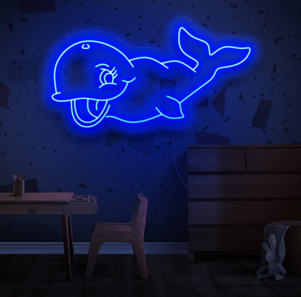 "Cute Whale Smile Neon Sign" lyser upp med ett neonljus och ger ditt utrymme gladlynthet och bedårande vibbar, perfekt för att skapa en lekfull och härlig atmosfär i sovrum eller lekområden.