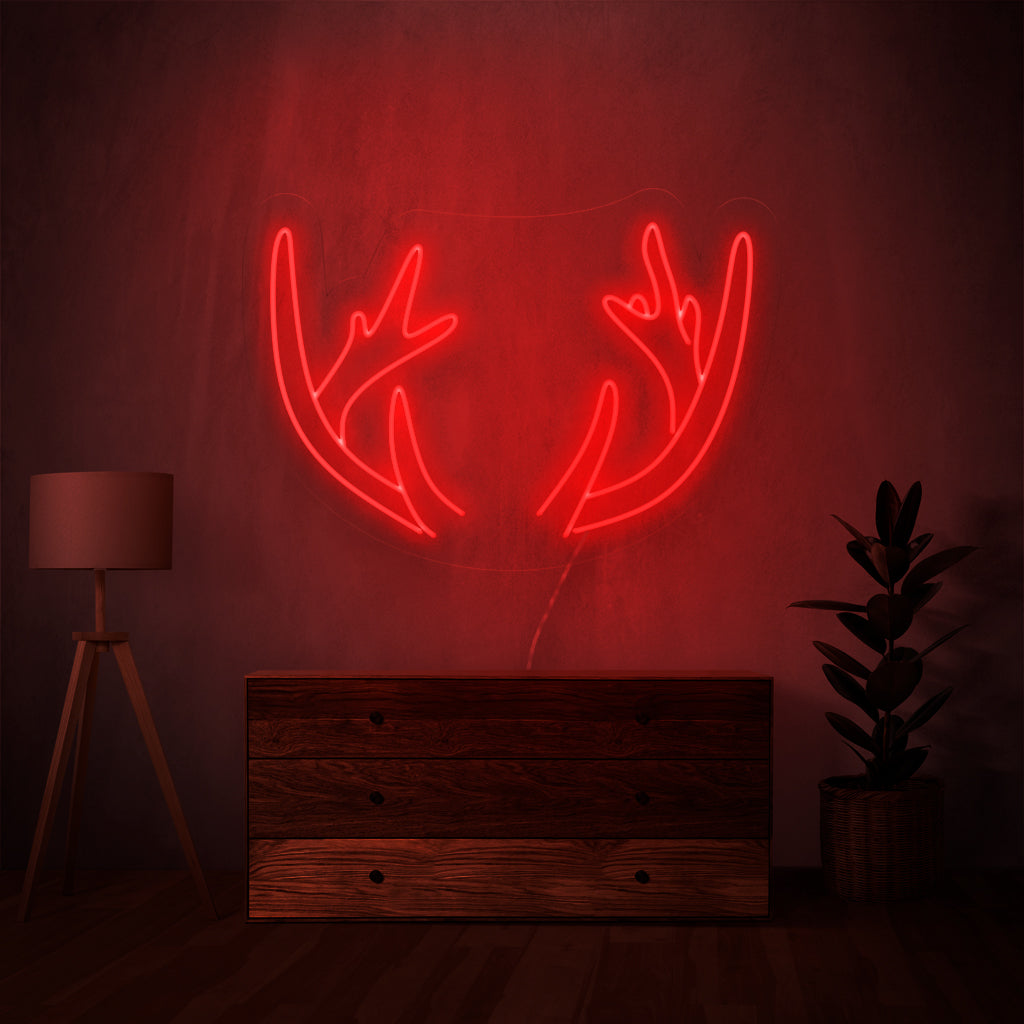 "Deer Horns Neon Sign" lyser upp med ett rustikt sken och för in den otämjda skönheten av utomhus i ditt utrymme, perfekt för naturentusiaster och miljöer med rustika tema.