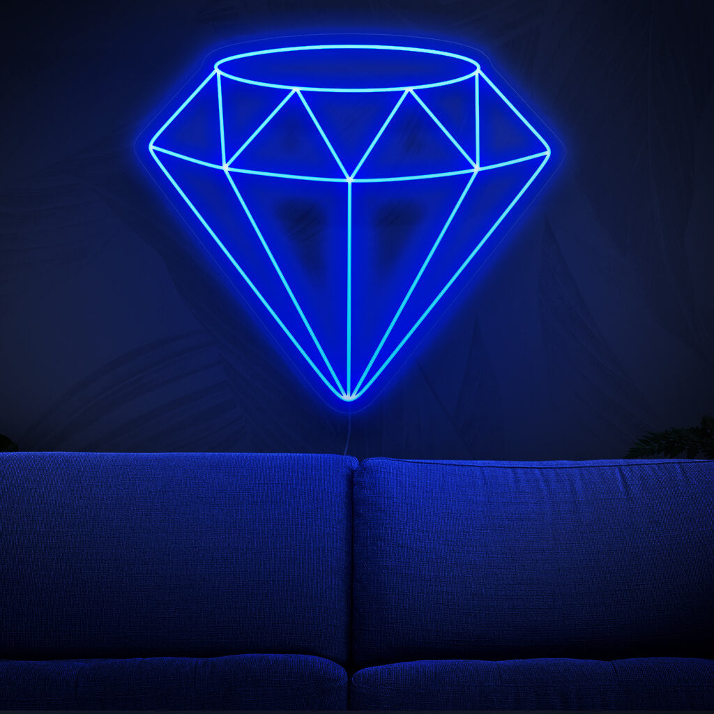 "Diamond Ring Neon Sign" är ett glamoröst tillskott med bröllopstema till din interiör. Ett neonljus som symboliserar den tidlösa elegansen hos en diamantring.