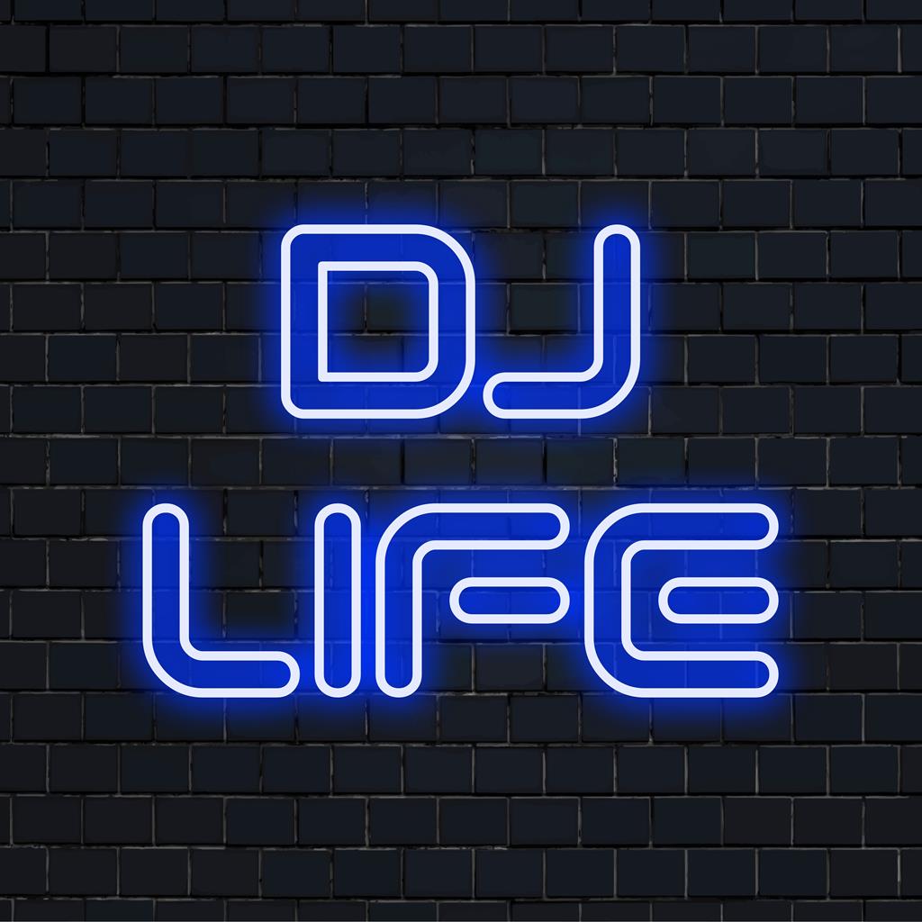 Livlig skräddarsydd LED-neonskylt med titeln DJ Life, perfekt för musikälskare, ger en dynamisk touch till ditt utrymme.