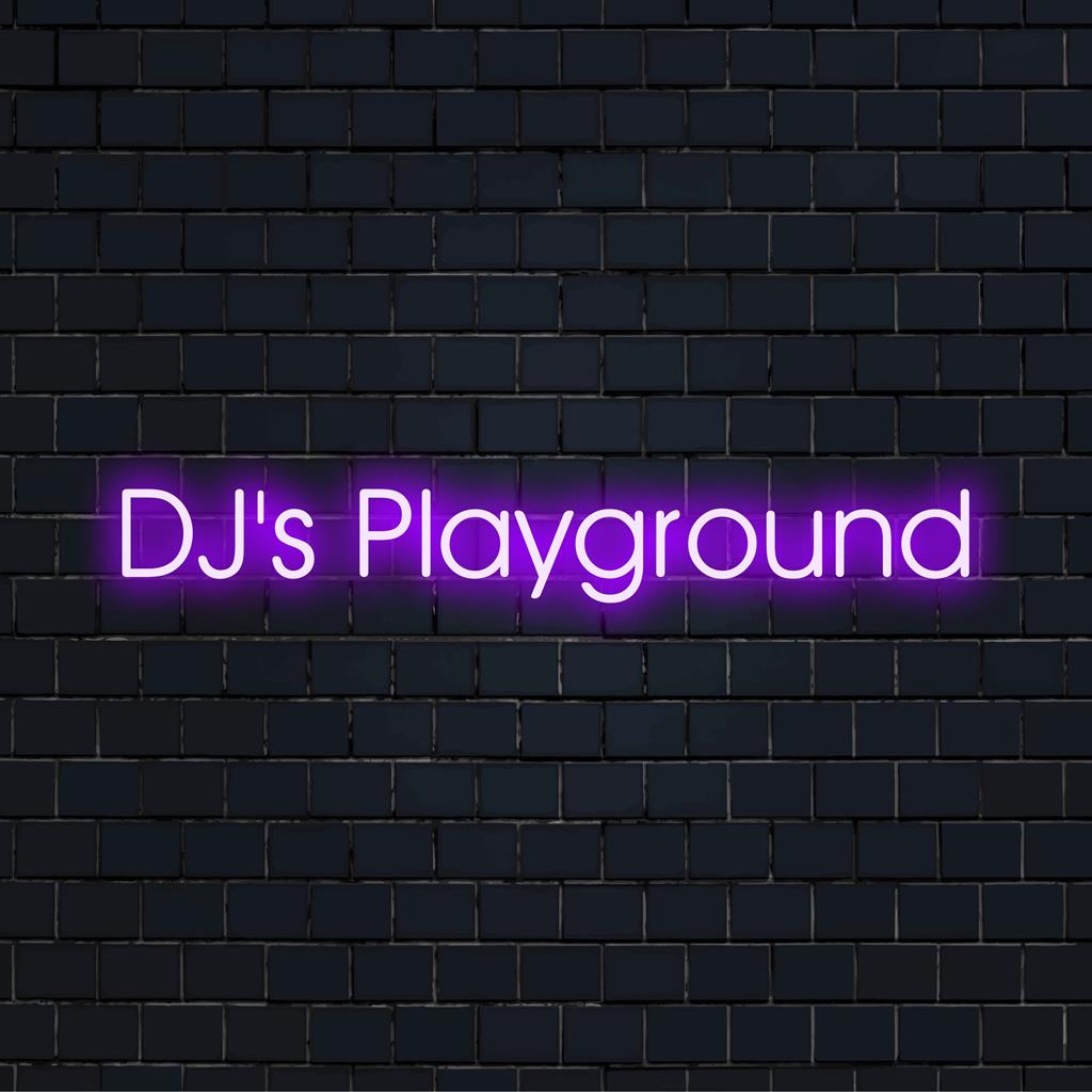 En livlig anpassad LED-neonskylt som läser Dj's Playground, perfekt för unik inredning eller personlig belysning.