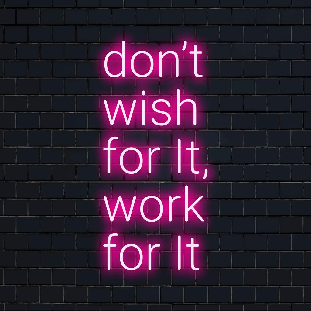 Anpassad LED-neonskylt med levande bokstäver som stavar Don't Wish For It, Work For It för inspirerande inredning. Neon citat konst.