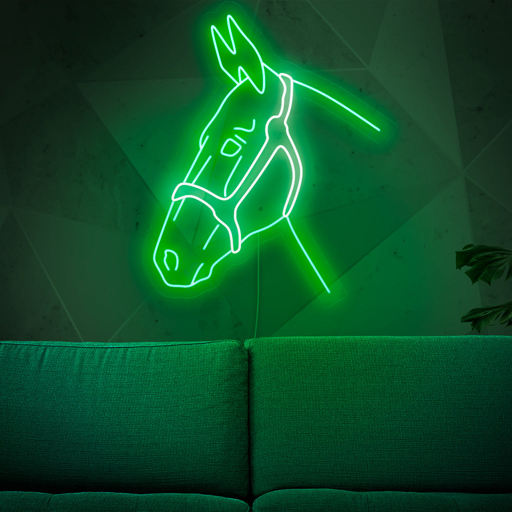 "Donkey Neon Sign" lyser upp med ett charmigt sken och hyllar åsnornas nyckfulla natur, vilket gör den idealisk för djurentusiaster och miljöer med gårdstema.