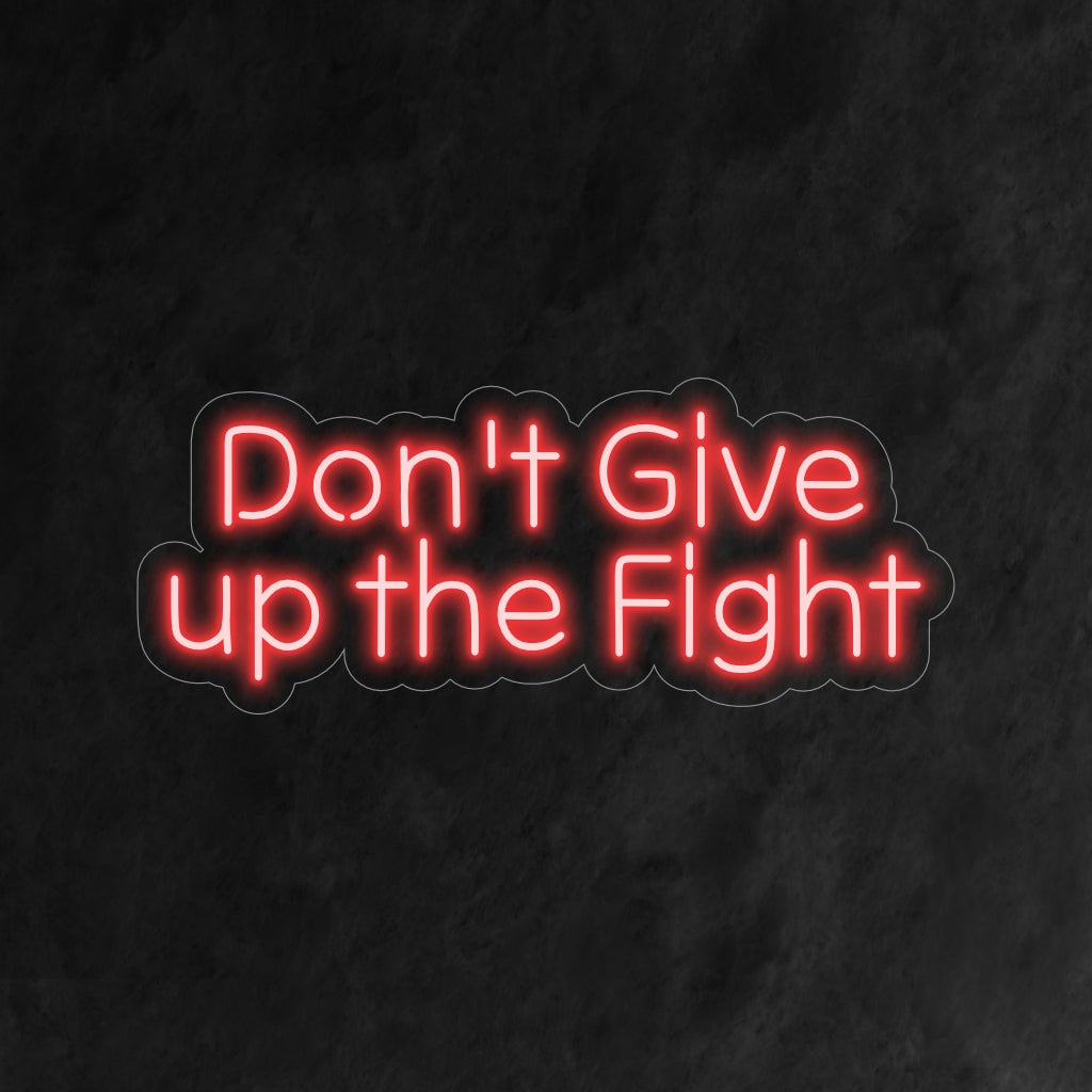 "Don't Give up the Fight Neon Sign" lyser upp med ett djärvt sken, inspirerande uthållighet och motståndskraft, vilket gör den perfekt för utrymmen som hyllar en kampanda.